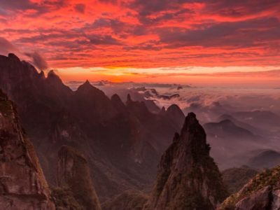 paisagem de montanhas para viajar em novembro
