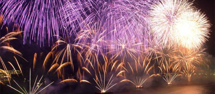 Queima de fogos no réveillon em Copacabana