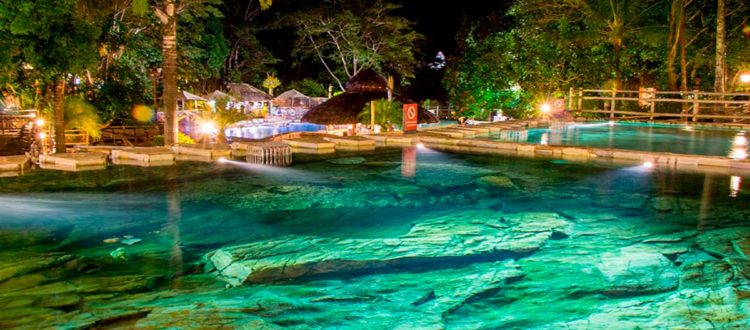 Parque das fontes em Rio Quente ao cair do sol