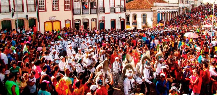 Foliões no carnaval em Ouro Preto