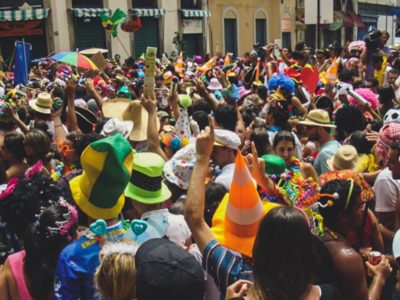Foiliões no carnaval no Rio de Janeiro